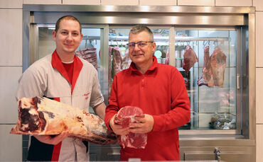 Marvin und Ernst Kefer (von links) verarbeiten in ihrer Metzgerei Rindfleisch aus Manolzweiler.