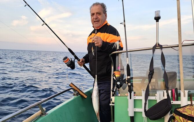 Alfonso Fazio ist ein leidenschaftlicher Angler. Hierzu ist er oft mit seinem eigenen Boot vor Sardinien unterwegs.