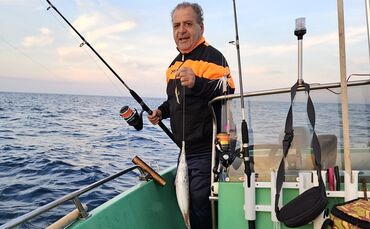Alfonso Fazio ist ein leidenschaftlicher Angler. Hierzu ist er oft mit seinem eigenen Boot vor Sardinien unterwegs.
