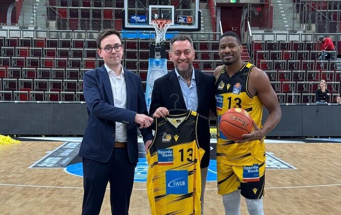 Gastronom Serdar Vona (Mitte) freut sich: Die "VONACHT Location" engagiert sich künftig im Profisport und übernimmt die offiziel