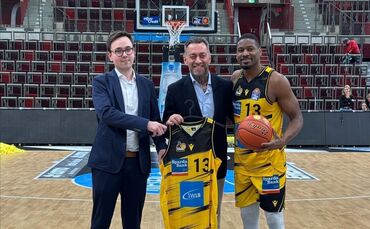 Gastronom Serdar Vona (Mitte) freut sich: Die "VONACHT Location" engagiert sich künftig im Profisport und übernimmt die offiziel