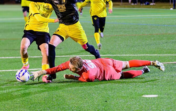 Schlüsselszene kurz nach der Halbzeit: Nico Klasik (TSV Schornbach) kommt im Strafraum der Spvgg Rommelshausen zu Fall, der Schi