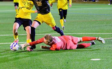 Schlüsselszene kurz nach der Halbzeit: Nico Klasik (TSV Schornbach) kommt im Strafraum der Spvgg Rommelshausen zu Fall, der Schi