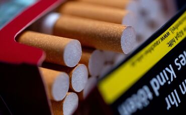 Durch die Zigarette sei der Brand laut Polizei ausgebrochen. (Symbolbild)