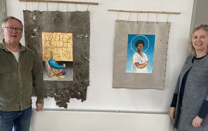 Mats Hermansson und Susanne Blatt vor zwei der in der Johanneskirche ausgestellten Ikonen.