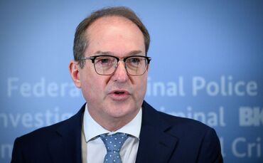 Bundesinnenminister Dobrindt will Asylbewerber schneller in Arbeit bringen. (Archivfoto)