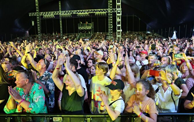 Ob bei einem Konzert in diesem Jahr auch so viel so junges Publikum im Zelt ist wie hier 2024 bei Jan Delay?