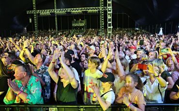 Ob bei einem Konzert in diesem Jahr auch so viel so junges Publikum im Zelt ist wie hier 2024 bei Jan Delay?