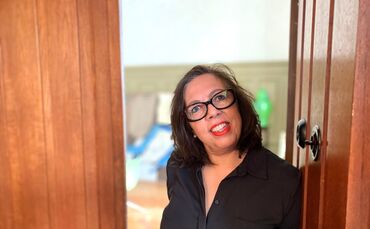 Claudia Lämmle in ihrem Schloss an der Tür zum Salon. Das Design der Räume stammt vom flämischen Universalkünstler Henry van de 