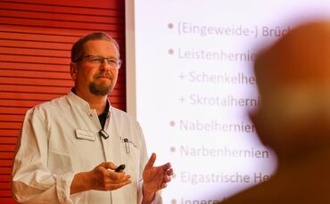 Ist bereits von der Zeitschrift „Focus“ in die Liste der besten Ärzte in den Bereichen Hernien- und Bauchchirurgie aufgenommen w