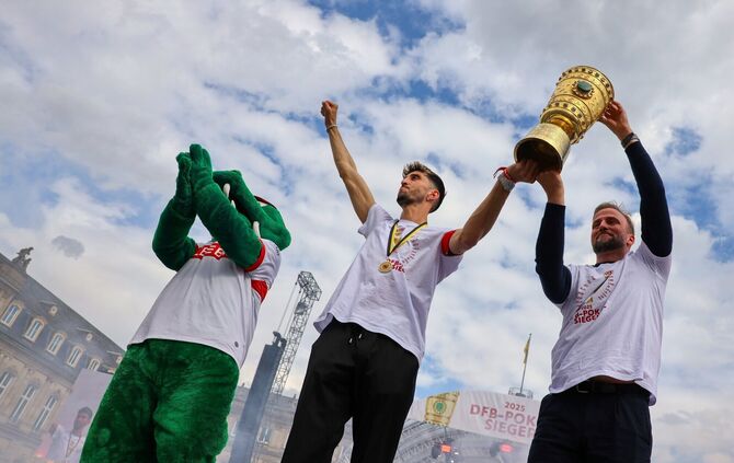 Der VfB Stuttgart um Trainer Sebastian Hoeneß und Kapitän Atakan Karazor will gegen den SC Freiburg erneut ins Finale des DFB-Po