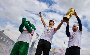 Der VfB Stuttgart um Trainer Sebastian Hoeneß und Kapitän Atakan Karazor will gegen den SC Freiburg erneut ins Finale des DFB-Po