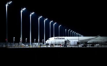 Ein Flugzeug der Lufthansa steht am Flughafen München