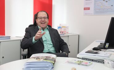 Handelsvertreter Thorsten Juretzka in seinem Büro in Beinstein.