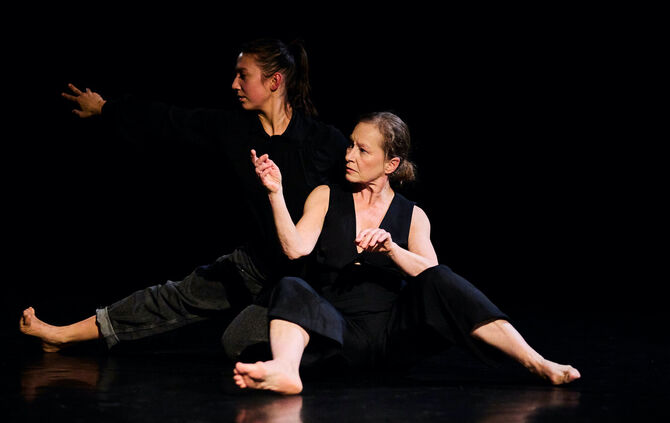 Martina Gunkel und Claudia Senoner improvisieren zu Orgelmusik in der Christkönigkirche Backnang am 1. März.