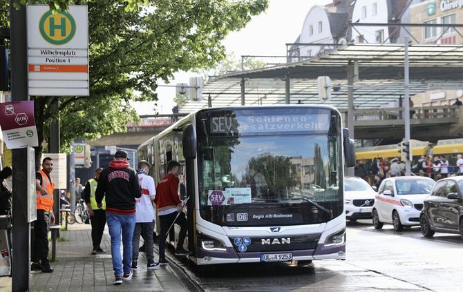Wer gegen Celtic Glasgow ohne Auto ins Stadion will, muss mit dem Schienenersatzverkehr fahren.
