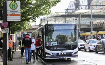 Wer gegen Celtic Glasgow ohne Auto ins Stadion will, muss mit dem Schienenersatzverkehr fahren.