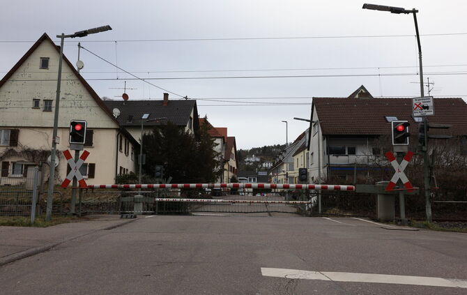 Der Bahnübergang Gleisstraße in Plüderhausen bleibt auf unbestimmte Zeit gesperrt.