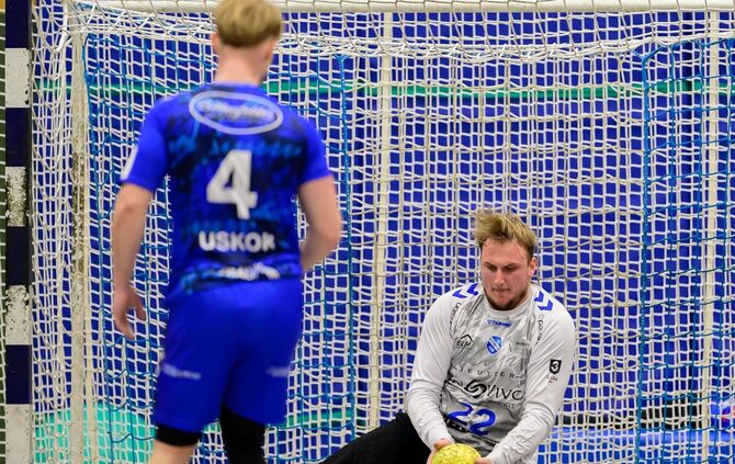 Vor allem in der Anfangsphase hielt der TVB-Torhüter Nick Lehmann (links Dalio Uskok) stark. Für Zählbares reichte es in Würzbur