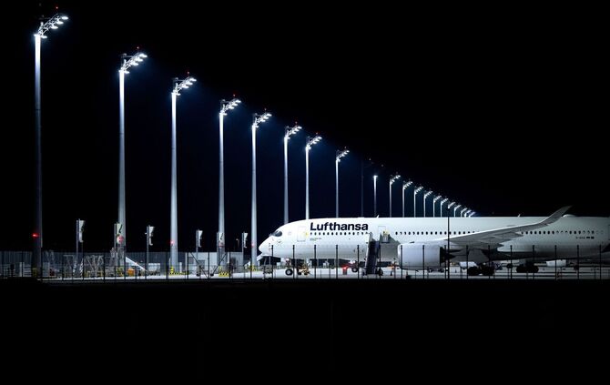Ein Flugzeug der Lufthansa steht am Flughafen München