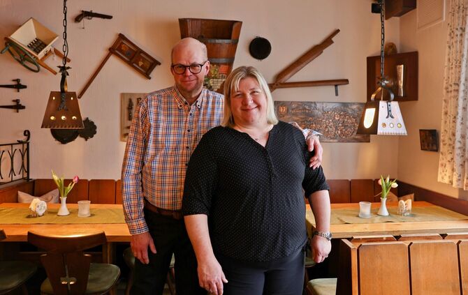 Michael Barich (60) und Martina Ritter-Barich (51) in ihrer Gaststube.
