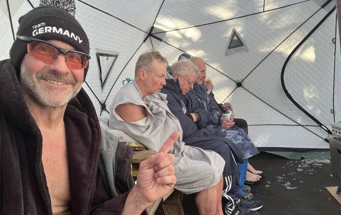 Martin Tschepe (links) bei den deutschen Meisterschaften im Eisschwimmen.