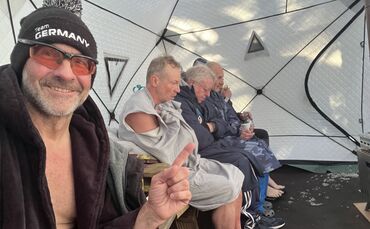 Martin Tschepe (links) bei den deutschen Meisterschaften im Eisschwimmen.