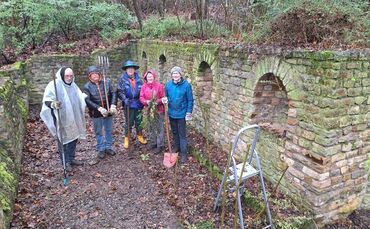 Die antiken Reste waren "stark zugewuchert": Helfer um die Heimatsvereins-Vorstandsmitglieder Ralf Wiese und Karl Hussinger habe