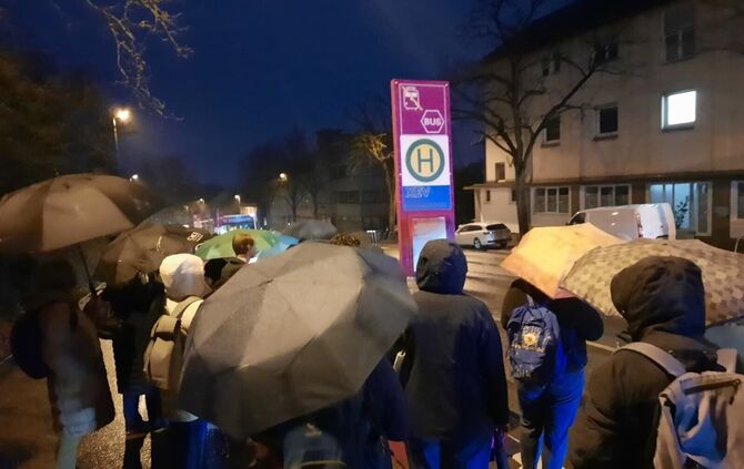 Waiblingen, Dammstraße, 6.40 Uhr morgens - bonjour tristesse: Sogar bei den Regenschirmen scheint grau die Modefarbe der Saison