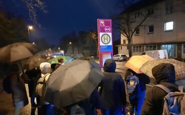 Waiblingen, Dammstraße, 6.40 Uhr morgens - bonjour tristesse: Sogar bei den Regenschirmen scheint grau die Modefarbe der Saison 