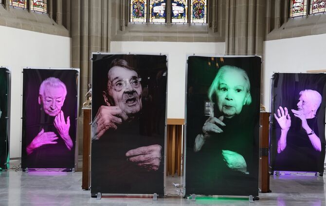 Bewegende Foto-Installation in der Stadtkirche.