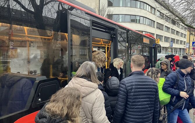 Der erste Ersatzverkehr-Morgen in Stuttgart-Bad Cannstatt.