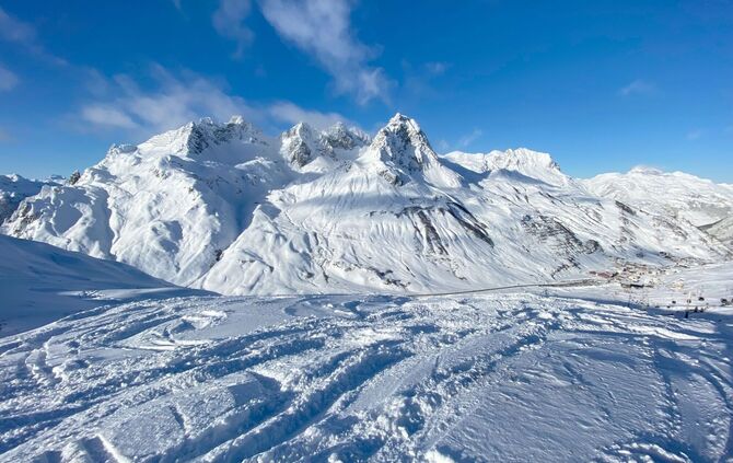 Verschneiter Gebirgszug in Österreich