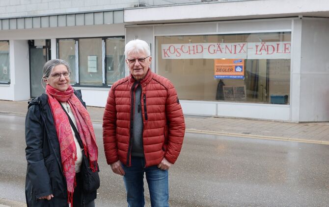 Karolina Ebinger und Gerhard Großpietsch freuen sich, wenn wieder Leben in den Umsonstladen einkehrt.