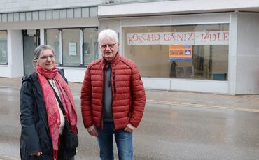 Karolina Ebinger und Gerhard Großpietsch freuen sich, wenn wieder Leben in den Umsonstladen einkehrt.