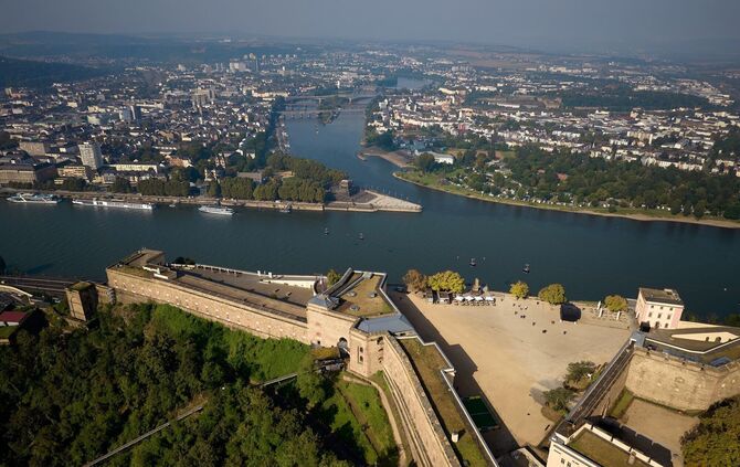 Die Leiche der Frau wurde unterhalb der Festung gefunden. (Symbolbild)