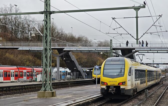 In Oppenweiler ist es am Dienstag zu einem Erdrutsch gekommen, was sich nun ebenfalls auf den Bahnverkehr auswirkt.