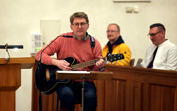 Welzheims ehemaliger Pfarrer Markus Eckert war zu Gast in der Sankt-Gallus-Kirche.