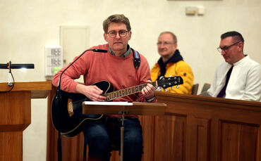 Welzheims ehemaliger Pfarrer Markus Eckert war zu Gast in der Sankt-Gallus-Kirche.