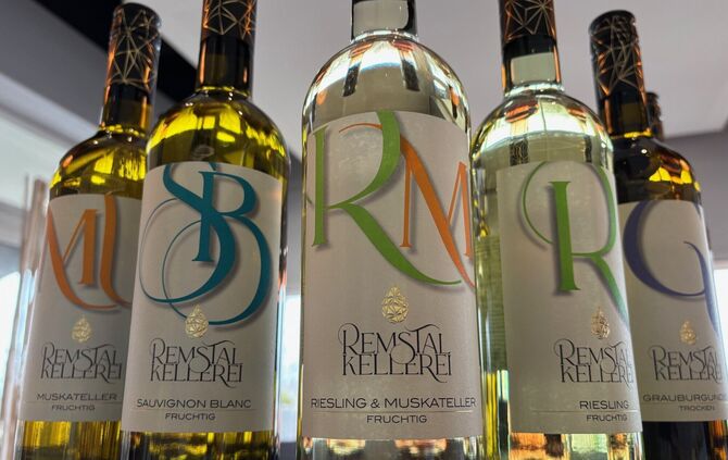 So sehen das neue Logo und der neue Schriftzug auf den Etiketten der Weinflaschen aus.