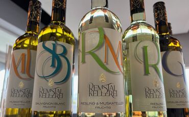 So sehen das neue Logo und der neue Schriftzug auf den Etiketten der Weinflaschen aus.