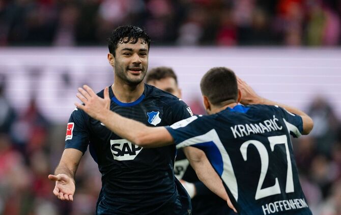 Hoffenheims Torschütze Ozan Kabak und Andrej Kramarić jubeln nach dem Treffer zum 1:1-Ausgleich.