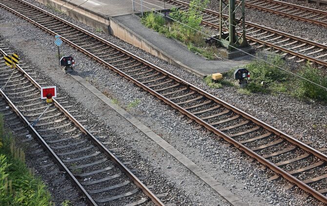 An der Bahn-Infrastruktur werden noch Reparaturen nötig sein, nachdem am Dienstag (24.02.) nahe Backnang Geröll auf die Schienen