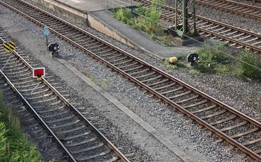 An der Bahn-Infrastruktur werden noch Reparaturen nötig sein, nachdem am Dienstag (24.02.) nahe Backnang Geröll auf die Schienen