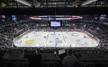 Die Adler Mannheim verkündeten die Vertragsverlängerung mit Talent Max Penkin. (Archivbild)