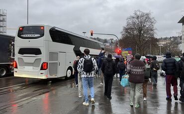 Am Hauptbahnhof in Stuttgart wollen morgens, gegen 7.50 Uhr, rund 40 Personen mit dem Ersatzbus nach Waiblingen fahren.