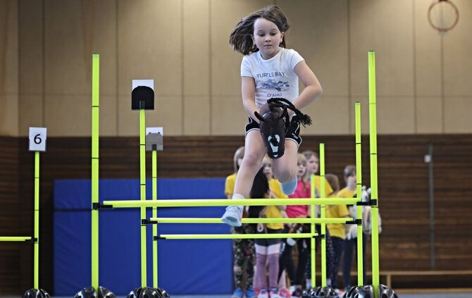 Hobby Horsing: Bei Mädchen im Grundschulalter ist das Steckenpferdreiten sehr angesagt. Richtig trainieren können sie den Sport