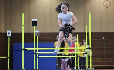 Hobby Horsing: Bei Mädchen im Grundschulalter ist das Steckenpferdreiten sehr angesagt. Richtig trainieren können sie den Sport 