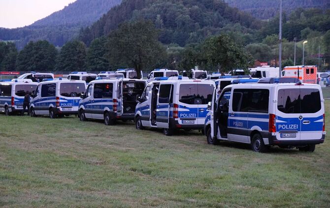 EXKLUSIVBILDER! Oppenau: Bilder von der Polizei im Waldgebiet - 31-jaehriger auf der Flucht mit Polizeidienstwaffen - Hunderte P