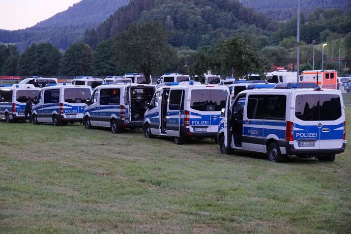 EXKLUSIVBILDER! Oppenau: Bilder von der Polizei im Waldgebiet - 31-jaehriger auf der Flucht mit Polizeidienstwaffen - Hunderte P